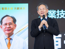 鴻海護理機器人「4個腦」不簡單！刷手、照護機器人明年報到，從病房到開刀房都有它，還看到什麼新機會